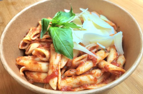 Zöldfűszeres, paradicsomos durum  fusilli tészta parmezán forgáccsal